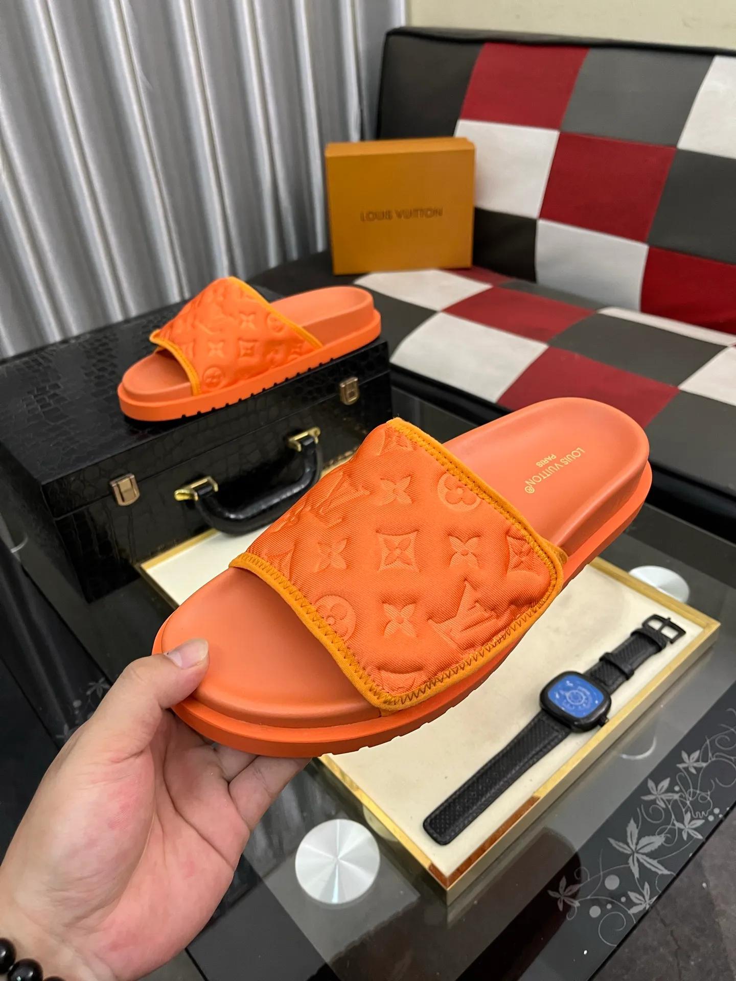 Men's men's shoes💰320⌚️⌚️[Louis Vuitton LV slippers] (high-end cowhide) counter 1:1 fashion style summer must-have! The designer used LV’s iconic outsole. The original simple slippers instantly become fashionable! The upper is made of flexible special cowhide leather straps alternately, and the workmanship is exquisite! A must-have for stylish men in summer, size 38-44